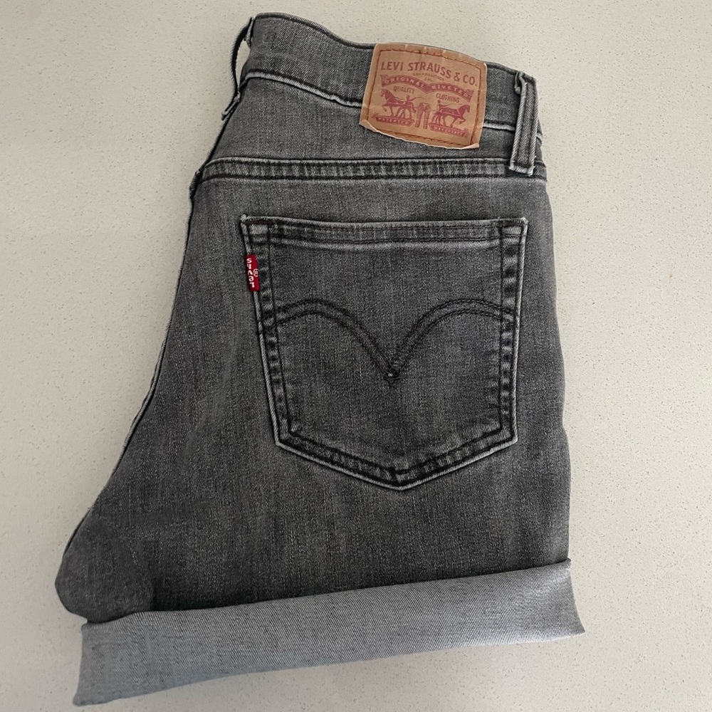Dark wash/ grey boyfriend style Levi shorts size 27 great condition
